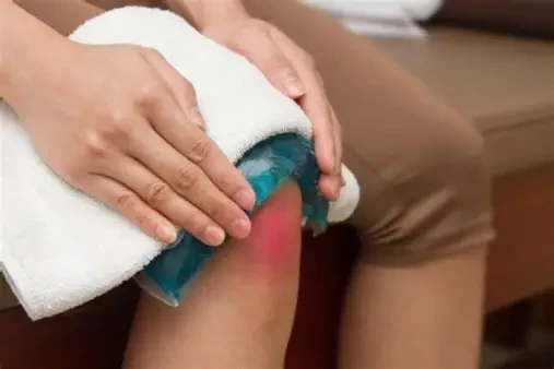 Nên đến thăm khám ở các cơ sở ý tế nếu tình trạng xưng đỏ vẫn tiếp diễn (Ảnh minh họa)