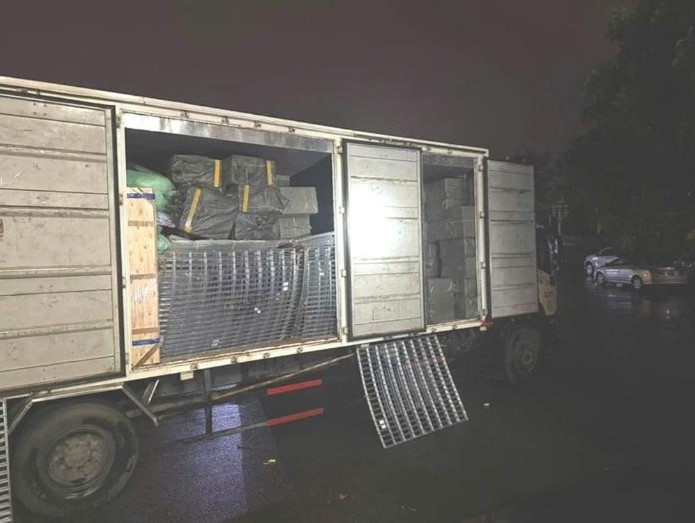 Lực lượng chức năng phát hiện 69.500 bao thuốc lá ngoại trên xe (Ảnh: Phòng Cảnh sát Kinh tế)