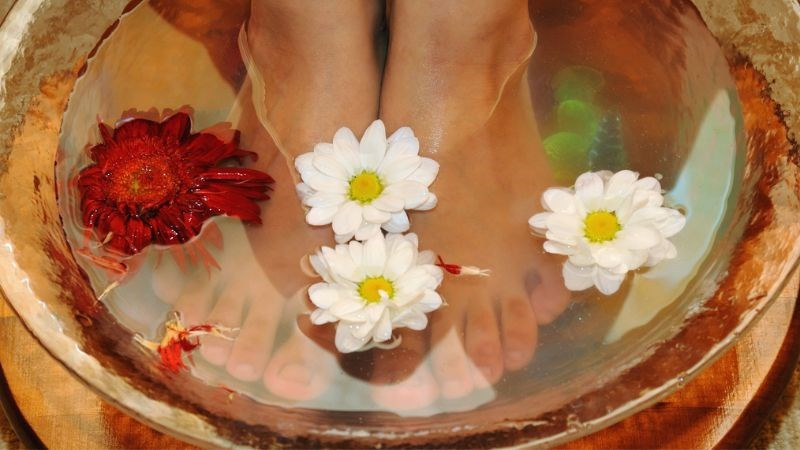 Ngâm chân là liệu pháp dưỡng sinh giúp thư giãn và giải căng thẳng rất tốt (Ảnh minh họa)