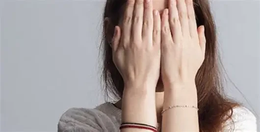 Chạm tay lên mặt khiến da dễ bị nhiễm khuẩn (Ảnh minh họa)