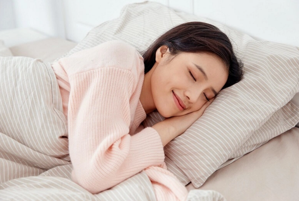 Ngủ đủ giấc là chìa khóa đánh bại quầng thâm mắt (Ảnh minh họa)