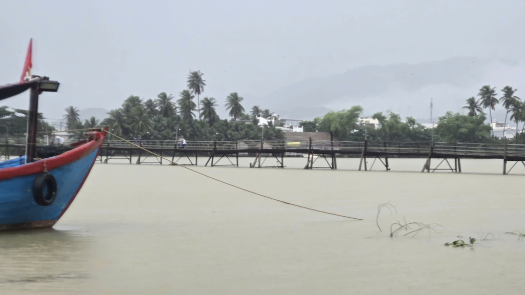 Cầu Phú Kiểng trước lúc bị nước lũ cuốn trôi (Ảnh: Thanh Huy)