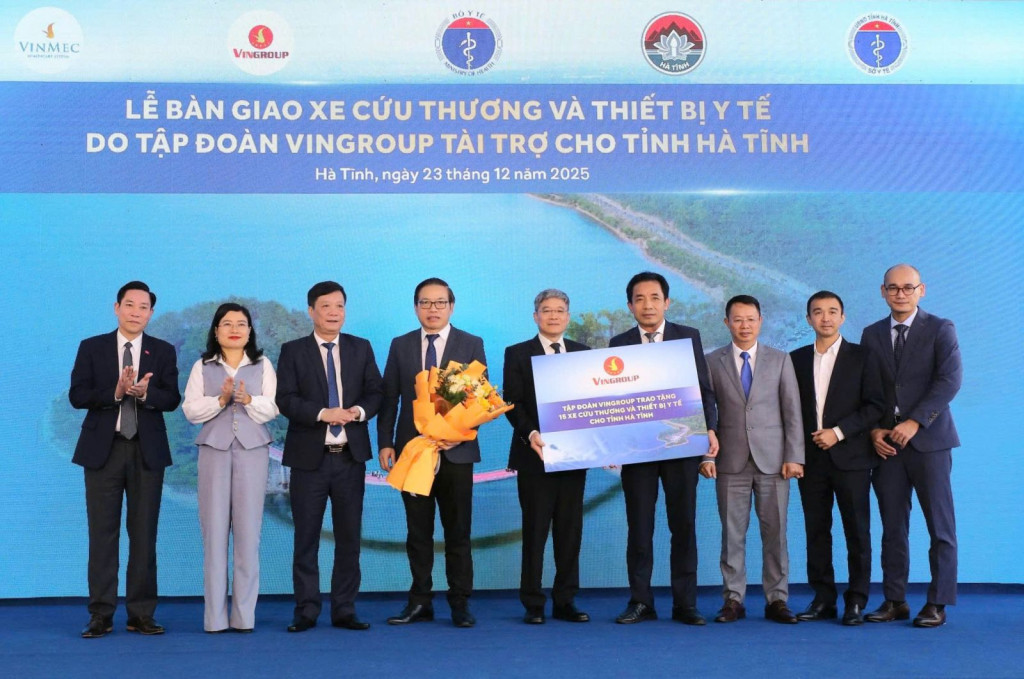 Tập đoàn Vingroup trao hỗ trợ tỉnh Hà Tĩnh 15 xe cứu thương ( Ảnh Thu Hoà)