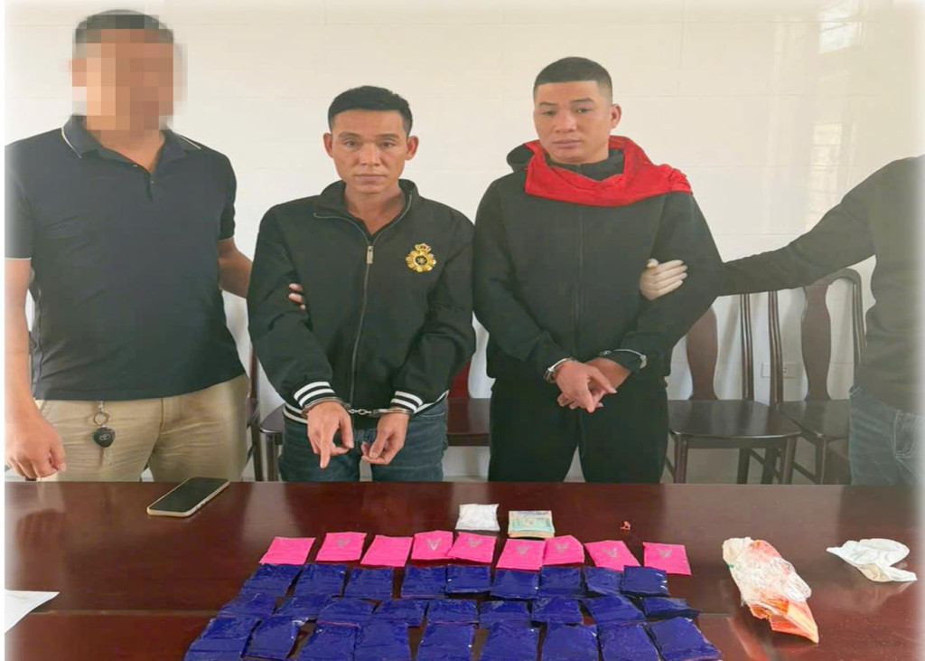 Các đối tượng Trần Mạnh Cường và Nguyễn Văn Kiều cùng tang vật thu giữ. Ảnh: Công an Thanh Hoá
