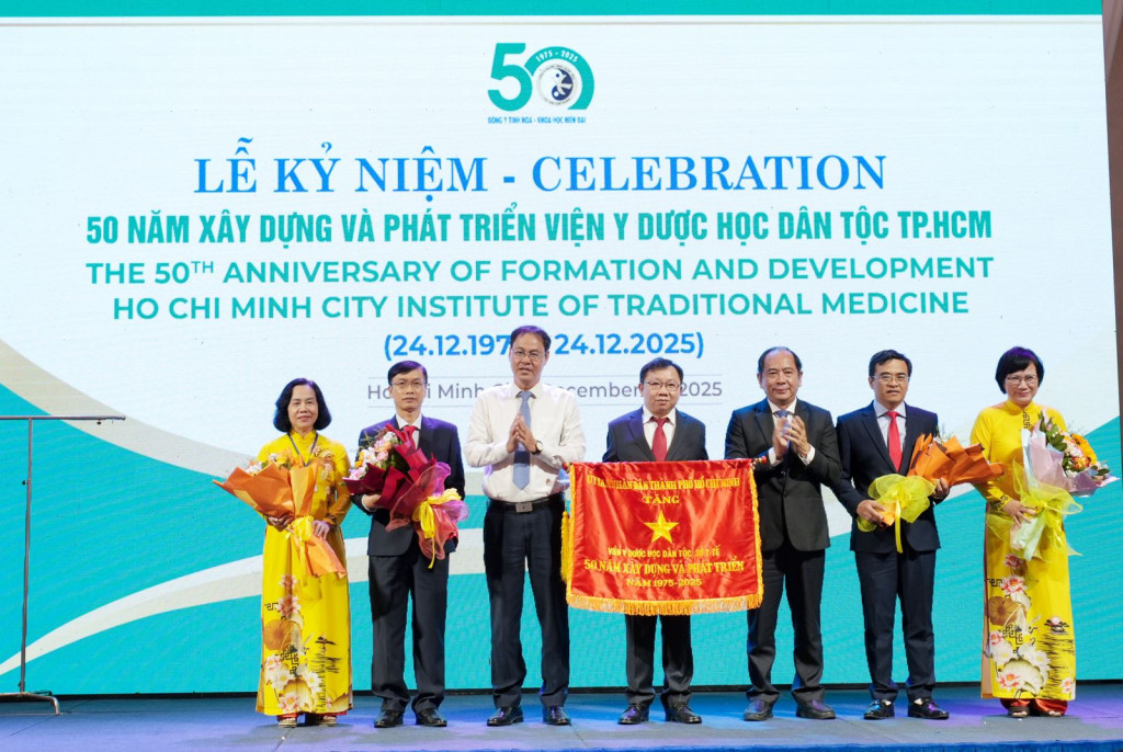 Tập thể Viện Y dược học dân tộc đã vinh dự được Ủy ban Nhân dân TP Hồ Chí Minh trao tặng Cờ truyền thống, ghi nhận thành tích trong xây dựng và phát triển Viện trong 50 năm qua