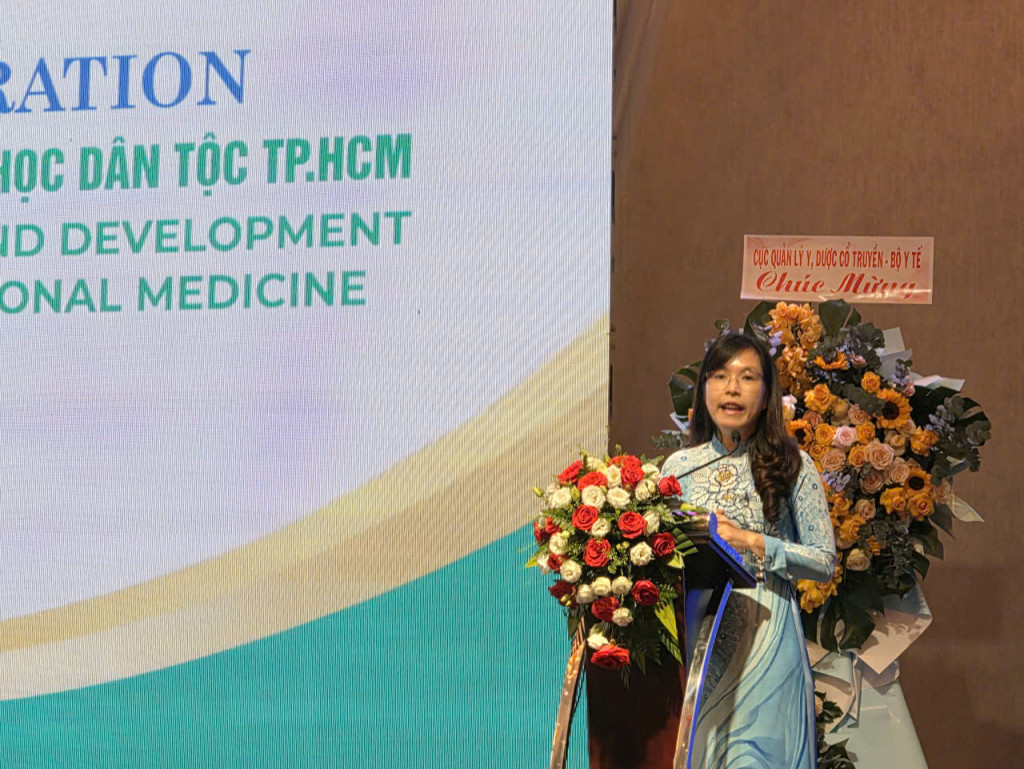 GS.TS.BS Trịnh Thị Diệu Thường, Cục trưởng Cục Quản lý y, dược cổ truyền (Bộ Y tế) phát biểu tại Hội nghị
