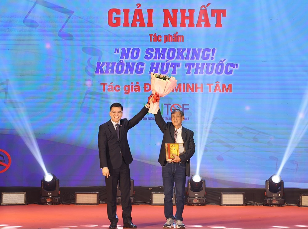 TS.BS Hà Anh Đức chúc mừng tác giả Đào Minh Tâm