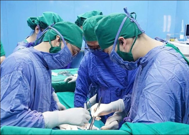 Các bác sĩ đang phẫu thuật ca bệnh thủng ruột do dị vật xương (Ảnh: BVCC)