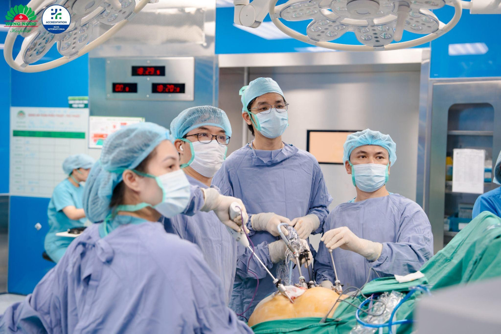 Ekip bác sĩ thực hiện phẫu thuật cắt dạ dày hình ống bằng phương pháp nội soi