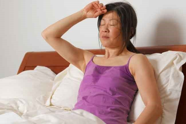 Sốt kèm theo đổ nhiều mồ hôi là dấu hiệu bất thường (Ảnh minh họa)