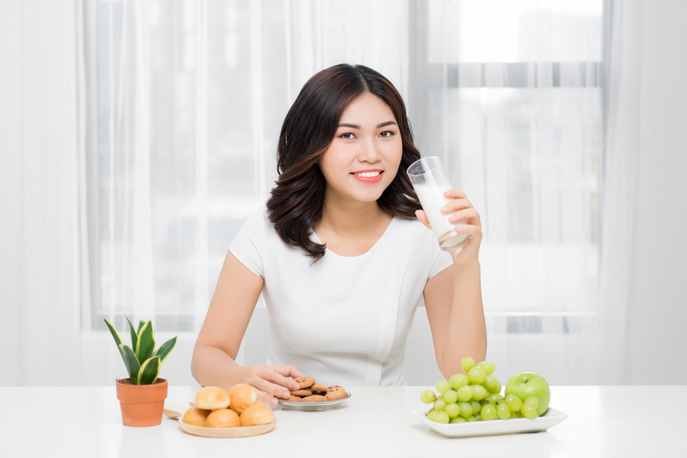 Uống sữa giúp giảm cay hiệu quả hơn uống nước (Ảnh minh họa)