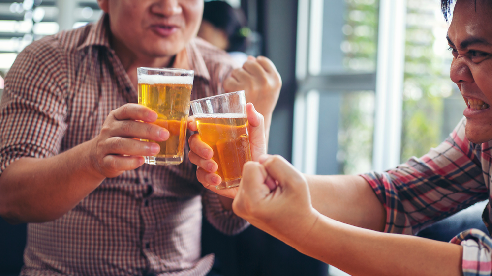 Nam giới uống không quá 2 ly/ngày (Ảnh minh họa)