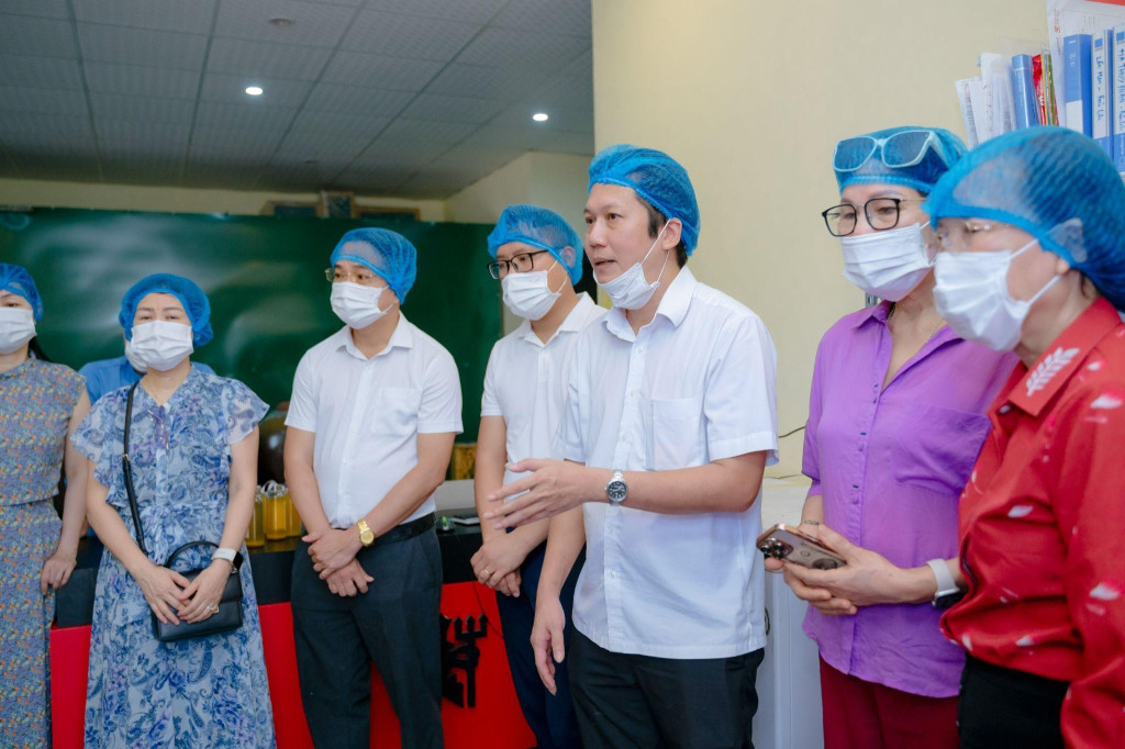Ông Hoàng Sơn Công đồng hành cùng TaBu trong chuyến thăm nhà xưởng tháng 4/2025.