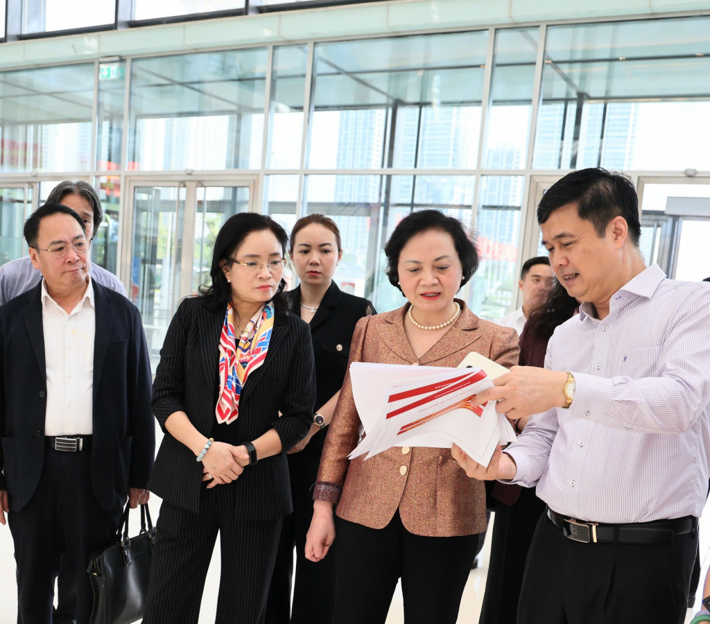 Phó Thủ tướng Phạm Thị Thanh Trà kiểm tra công tác chuẩn bị Đại hội Thi đua yêu nước toàn quốc lần thứ XI (Ảnh: VGP/Thu Giang)