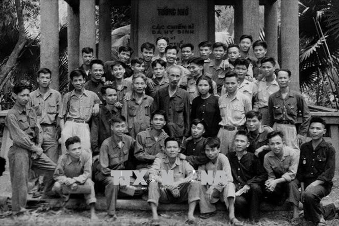 Chủ tịch Hồ Chí Minh chụp ảnh  với các đại biểu về dự Đại hội Chiến sĩ thi đua lần thứ I (6/5/1952) (Ảnh: Tư liệu TTXVN)