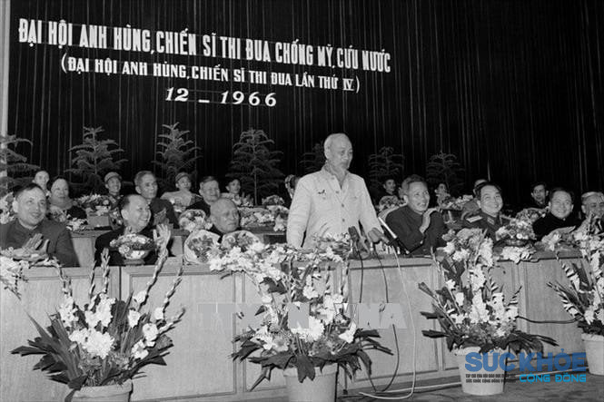 Chủ tịch Hồ Chí Minh phát biểu tại Đại hội Anh hùng, Chiến sĩ thi đua chống Mỹ, cứu nước (Đại hội Anh hùng, Chiến sĩ Thi đua lần thứ IV), tháng 12/1966, tại Hà Nội (Ảnh: Tư liệu TTXVN)