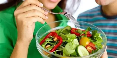 Tăng cường ăn rau xanh và hạn chế ăn mặn để giảm nguy cơ tái phát (Ảnh minh họa)