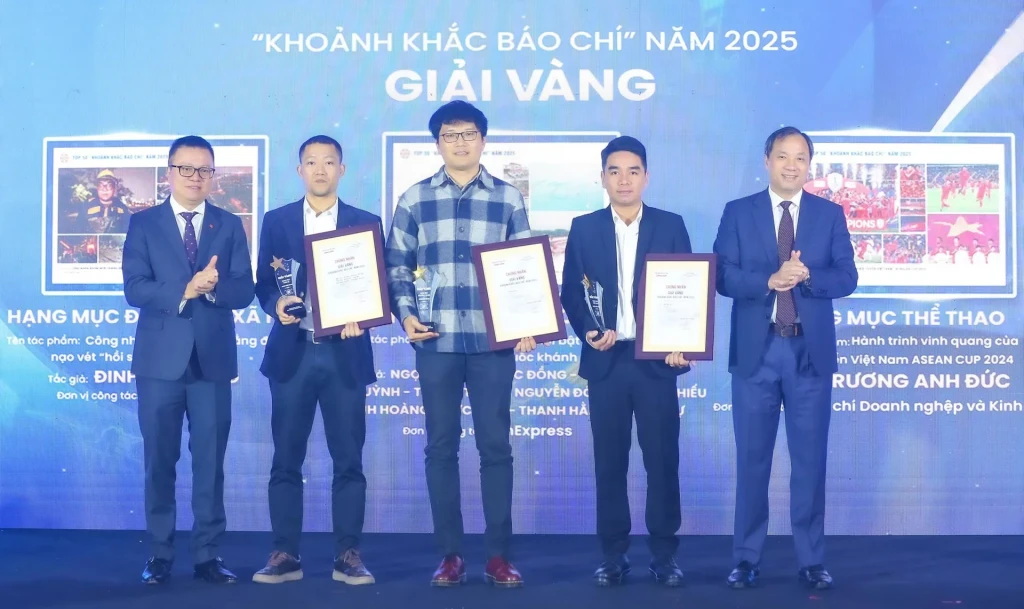 Ban tổ chức trao giải 