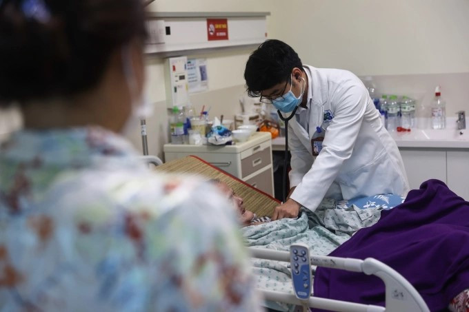 Bác sĩ khám cho người bệnh cao tuổi tại bệnh viện (Ảnh: Quỳnh Trần)