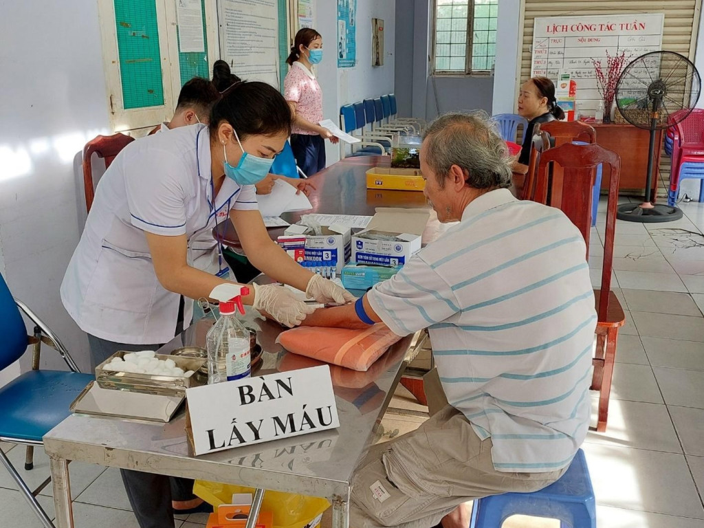 Khi người già được theo dõi sức khỏe thường xuyên thì gánh nặng sẽ không dồn lên bệnh viện và gia đình như hiện nay (Ảnh: TL)