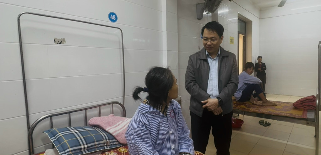 Thạc sĩ, bác sĩ Võ Hồng Phúc , Giám đốc Bệnh viện Sức khoẻ Tâm thần động viên bệnh nhân điều trị tại bệnh viện