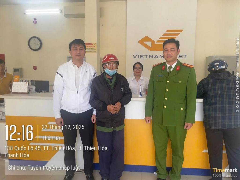 Công an xã Thiệu Hoá, tỉnh Thanh Hoá đã có mặt tại Bưu điện xã Thiệu Hoá nhằm ngăn chặn vụ lừa đảo chiếm đoạt tài sản. Ảnh. Công an Thanh Hóa