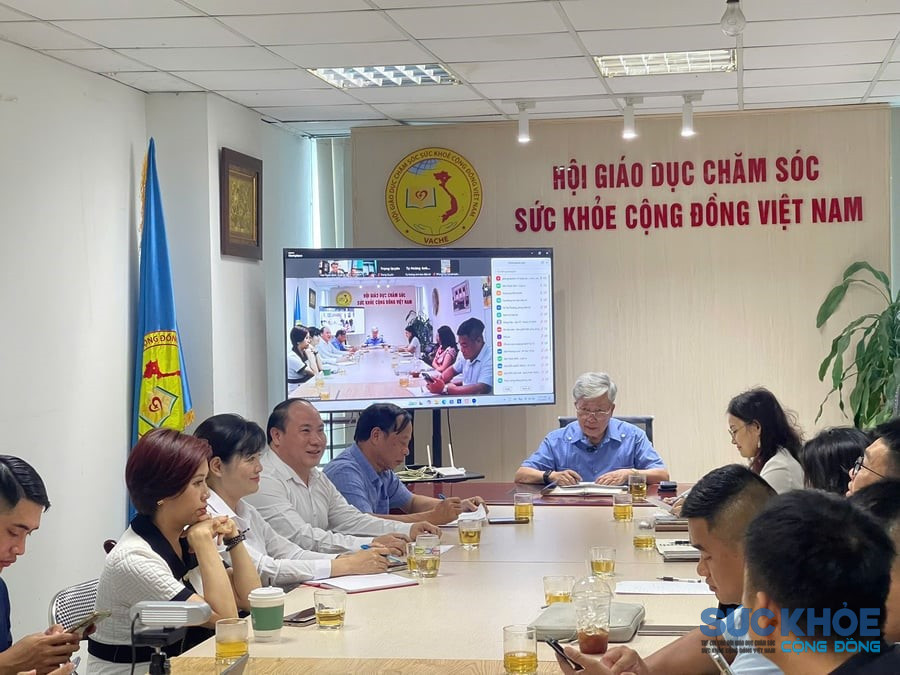 Chủ tịch Nguyễn Hồng Quân và các lãnh đạo hội làm việc cùng tập thể cán bộ, phóng viên Tạp chí Sức Khoẻ Cộng Đồng tháng 7/2025 (Ảnh: Thu Trang)