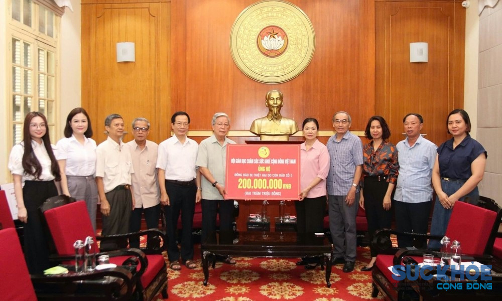 Chủ tịch Nguyễn Hồng Quân và các lãnh đạo Hội VACHE trao 200 triệu đồng của Hội gửi tới Ủy ban Trung ương Mặt trận Tổ quốc Việt Nam, ủng hộ đồng bào bị thiệt hại bởi bão số 3 (tháng 9/2024) (Ảnh: Hội VACHE)