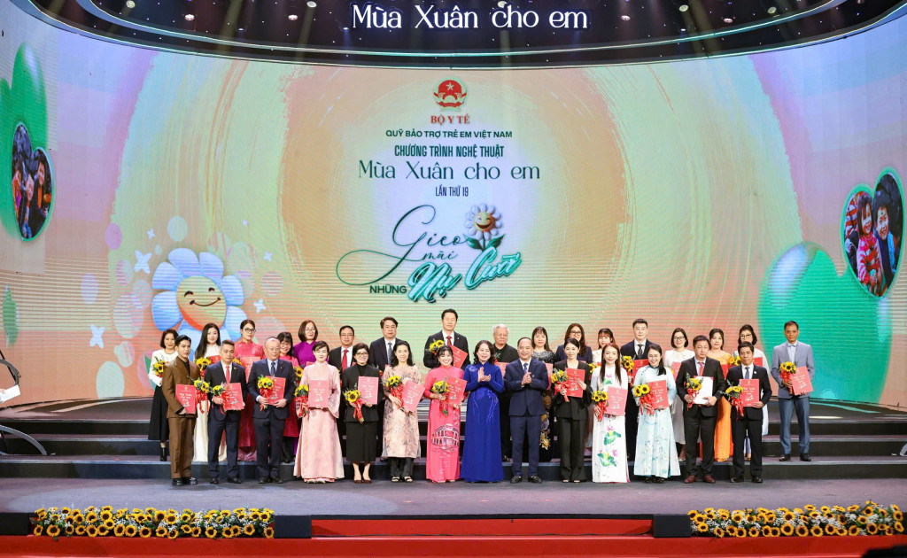 Phó Chủ tịch nước Võ Thị Ánh Xuân, Chủ tịch Hội đồng Bảo trợ Quỹ Bảo trợ trẻ em Việt Nam và ông Đinh Tiến Hải, Giám đốc Quỹ Bảo trợ trẻ em Việt Nam trao giấy chứng nhận và hoa cho các đơn vị, cá nhân cam kết ủng hộ đồng hành cùng Quỹ trong năm 2026 (Ảnh: VPCTN)