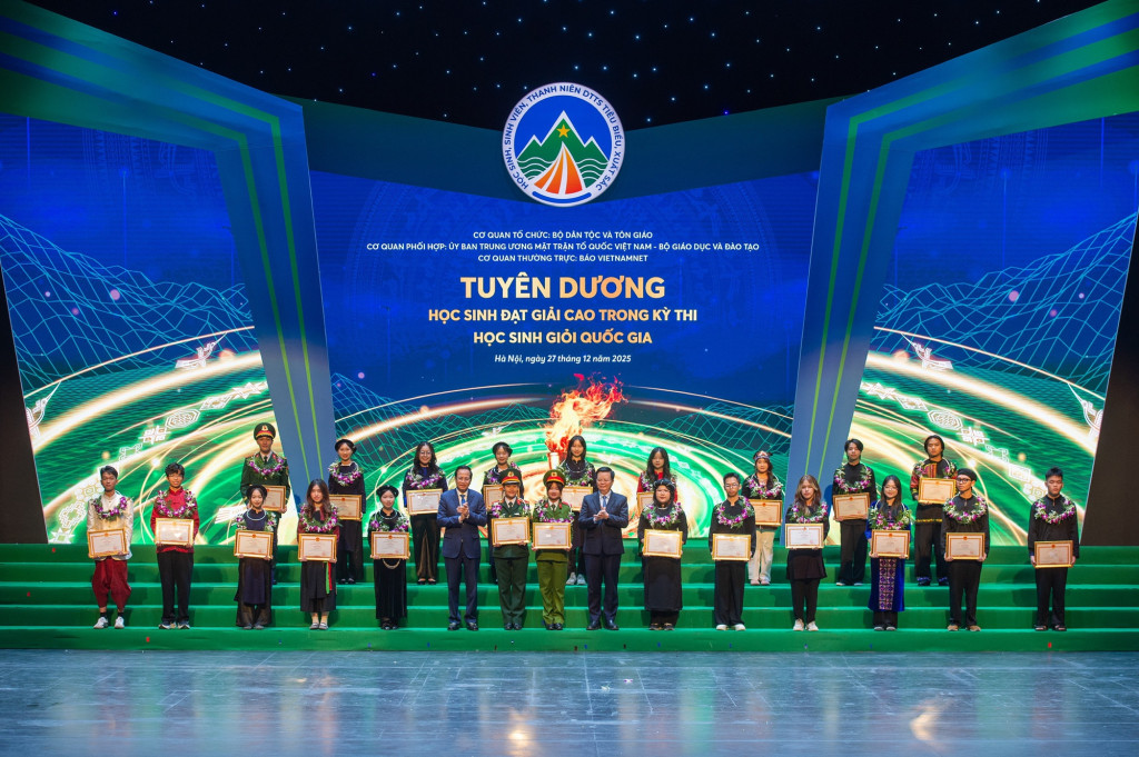 Phó Thủ tướng Mai Văn Chính và Bộ trưởng Bộ Dân tộc và Tôn giáo Đào Ngọc Dung trao bằng khen cho các em học sinh đạt giải cao trong kỳ thi học sinh giỏi quốc gia (Ảnh: VGP)