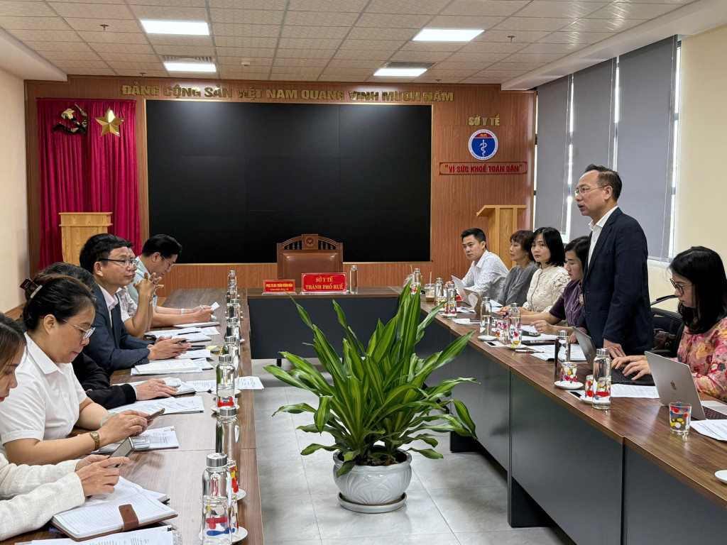 Đại diện Cục Dân số, Bộ Y tế và Sở Y tế TP Huế cùng trao đổi về giải pháp để nâng mức sinh và duy trì mức sinh thay thế (Ảnh: VGP/HM)