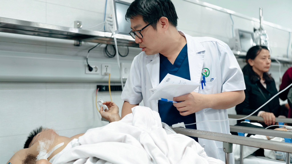 BN L.C.C (29 tuổi, Hà Nội): Chấn thương ngực kín đã dẫn lưu màng phổi, vết thương phức tạp tầng sinh môn. Người bệnh có chỉ định phẫu thuật cấp cứu.