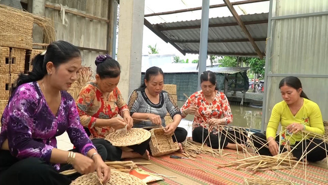 Thực hiện Chương trình mục tiêu quốc gia giảm nghèo bền vững giai đoạn 2021-2025, An Giang được Trung ương phân bổ nguồn vốn đầu tư phát triển trên 66 tỷ đồng đầu tư hỗ trợ nhà ở, đất ở, vốn, phương tiện sản xuất cho hộ nghèo, cận nghèo.... Nhờ đó, mỗi năm An Giang giảm hơn 2.000 hộ Khmer nghèo, cận nghèo (Ảnh: PV/Vietnam+)