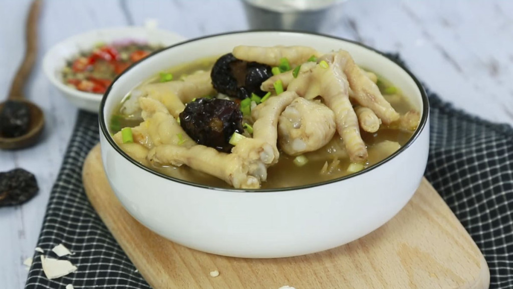 Canh gà hầm lạc phù hợp với người thể trạng yếu, mới ốm dậy (Ảnh minh họa)