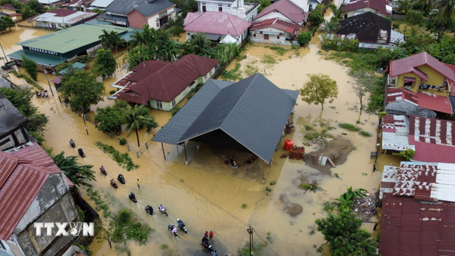 Cảnh ngập lụt sau những trận mưa lớn tại tỉnh Aceh, Indonesia (Ảnh: THX/TTXVN)