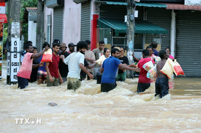Ngập lụt sau mưa lớn ở ngoại ô Colombo, Sri Lanka ngày 29/11/2025 (Ảnh: THX/TTXVN)