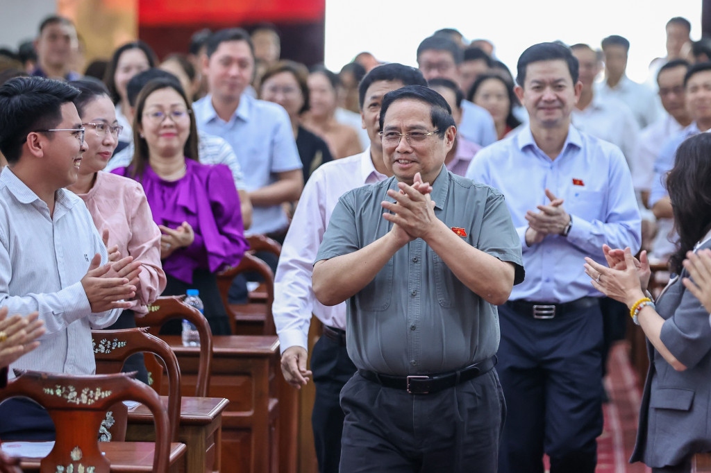 Thủ tướng Phạm Minh Chính cùng Đoàn đại biểu Quốc hội TP. Cần Thơ tiếp xúc cử tri (Ảnh: VGP/Nhật Bắc)
