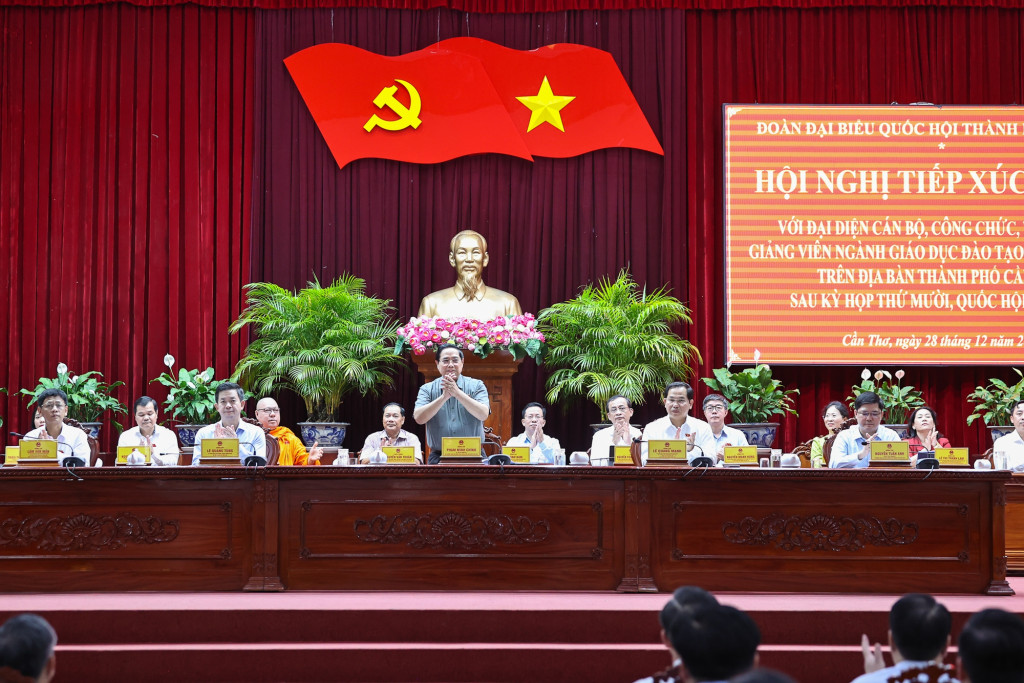Thủ tướng Phạm Minh Chính cùng Đoàn đại biểu Quốc hội TP. Cần Thơ tại buổi tiếp xúc cử tri (Ảnh: VGP/Nhật Bắc)