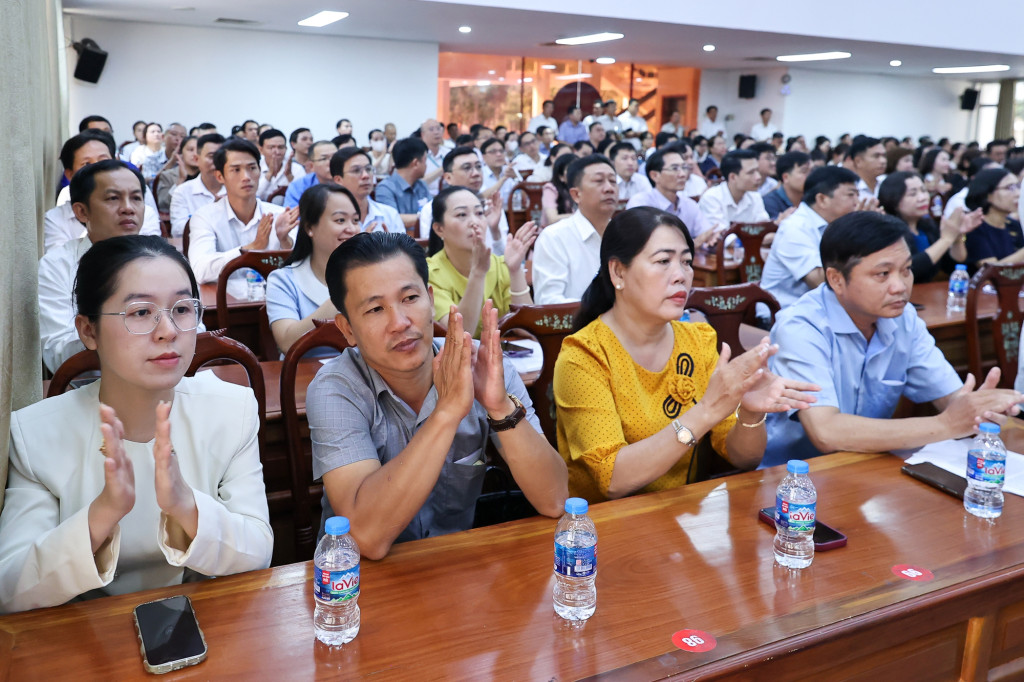 Cử tri TP. Cần Thơ tham dự buổi tiếp xúc cử tri (Ảnh: VGP/Nhật Bắc)