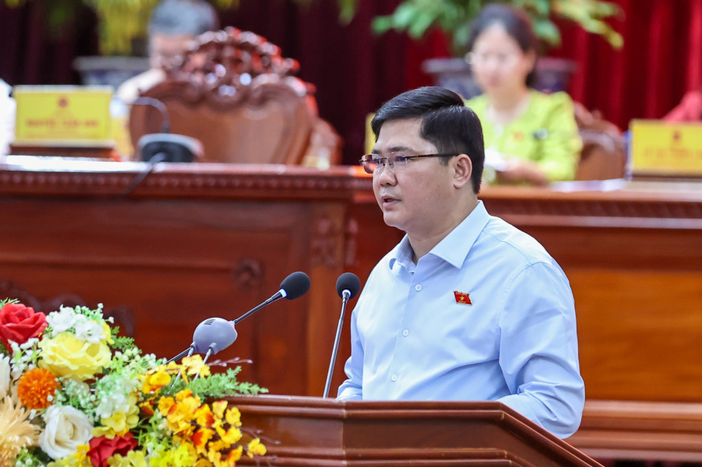 Trưởng đoàn Đại biểu Quốc hội TP. Cần Thơ báo cáo kết quả kỳ họp Quốc hội (Ảnh: VGP/Nhật Bắc)