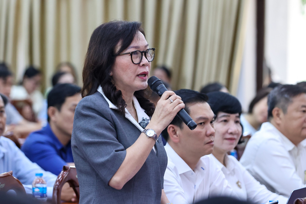 Cử tri TP. Cần Thơ nêu ý kiến tại buổi tiếp xúc cử tri (Ảnh: VGP/Nhật Bắc)