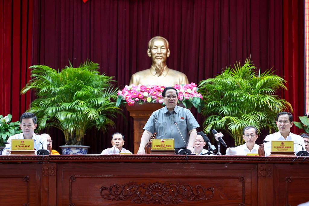 Thủ tướng chỉ đạo các bộ ngành, địa phương, trong đó có TP. Cần Thơ cần tiếp tục rà soát xây dựng, hoàn thiện thể chế, tháo gỡ điểm nghẽn, biến thể chế thành lợi thế cạnh tranh quốc gia để thu hút nguồn lực trong và ngoài nước (Ảnh: VGP/Nhật Bắc)