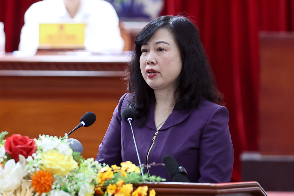 Bộ trưởng Bộ Y tế Đào Hồng Lan trả lời những vấn đề, câu hỏi, đề xuất của cử tri (Ảnh: VGP/Nhật Bắc)