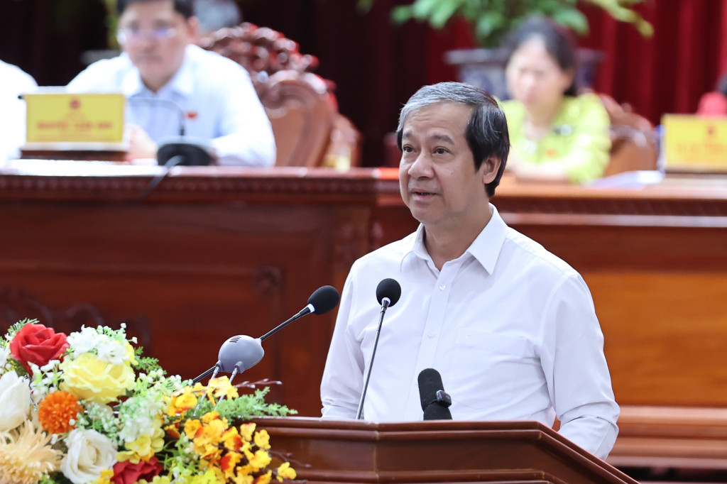 Bộ trưởng Bộ Giáo dục và Đào tạo Nguyễn Kim Sơn trả lời những vấn đề, câu hỏi, đề xuất của cử tri (Ảnh: VGP/Nhật Bắc)