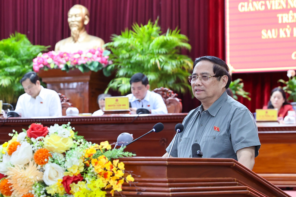 Thủ tướng chia sẻ thêm về nội dung chuyên đề tiếp xúc cử tri liên quan đến hai lĩnh vực giáo dục và y tế (Ảnh: VGP/Nhật Bắc)