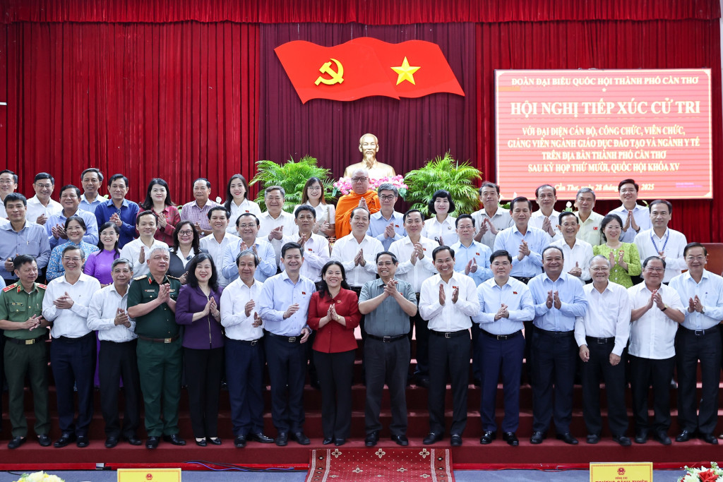 Thủ tướng cùng các đại biểu tại buổi tiếp xúc cử tri TP. Cần Thơ (Ảnh: VGP/Nhật Bắc)