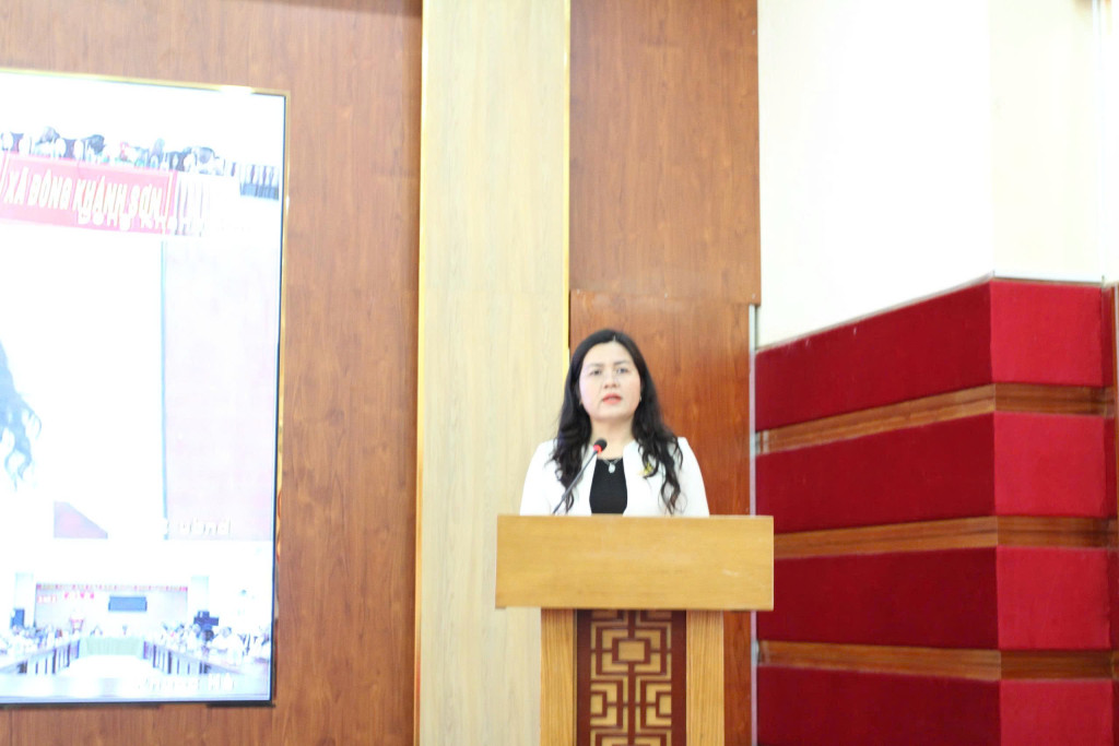 Bà Phan Thị Ngân Hạnh, Chủ tịch Hội Nông dân tỉnh Khánh Hòa phát biểu khai mạc và đề dẫn tại hội nghị đối thoại (Ảnh: Thanh Huy)