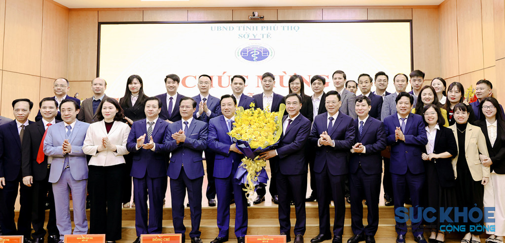 Sở Y tế tặng hoa chúc mừng Phó Chủ tịch UBND tỉnh Nguyễn Huy Ngọc vinh dự được bổ nhiệm chức danh Giáo sư ngành Y học