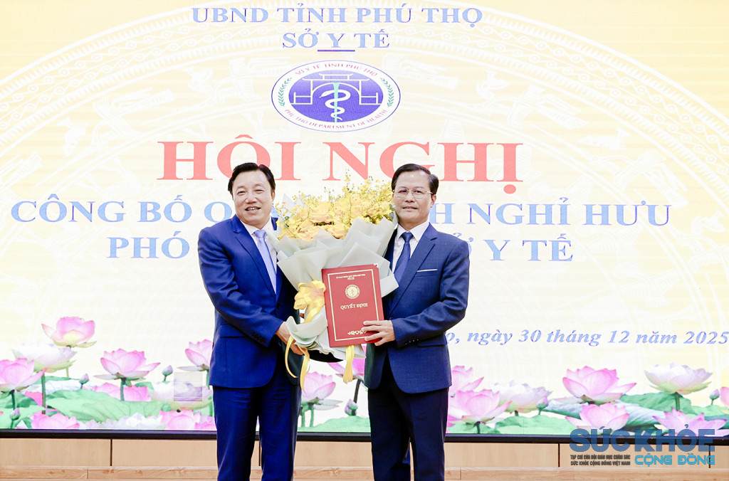 Phó Chủ tịch UBND tỉnh Nguyễn Huy Ngọc( bên trái) trao Quyết định nghỉ hưu theo chế độ từ ngày 1/1/2026 cho đồng chí Trần Minh Khánh - Phó Giám đốc Sở Y tế