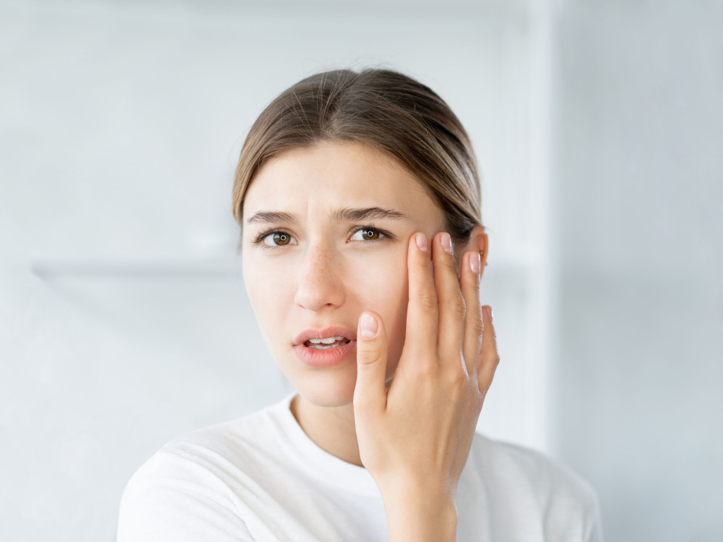 Ô nhiễm không khí có thể phá vỡ hàng rào bảo vệ tự nhiên của da (Ảnh minh họa)